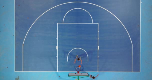Der Teenager Spielt Basketball Gesunder Lebensstil Kerl Mit Modischer Frisur — Stockvideo