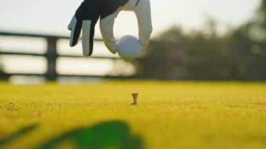 Golf bir golfçü gün ışığında topa vurur. İnsanlar, spor, boş zaman aktivitesi, eğlence ve yaşam tarzı, golf sahasında golf sopasıyla top oynayan adam..