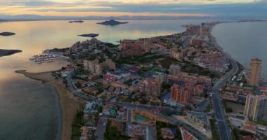 Manga şehrinin, La Manga del Mar Menor Murcia 'daki binaların ve plajların etkileyici manzarasını çekiyoruz. Muhteşem seyahat varış yeri La Manga.