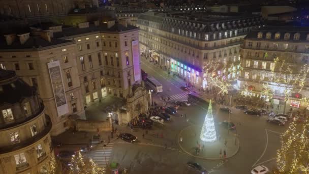 フランス パリの中心部にカラフルな装飾 パリのクリスマス 美しい夜 クリスマスのために装飾 ダウンタウンの交通 — ストック動画
