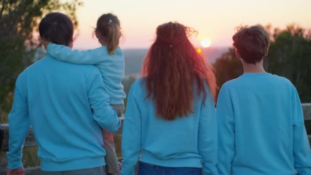 Lycklig Familj Promenader Parken Gräs Vid Solnedgången Barndomsbegreppet Och Barndomen — Stockvideo