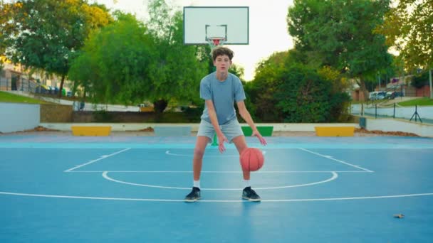 Підліток Грає Баскетбол Здоровий Спосіб Життя Хлопець Модною Зачіскою Дивиться — стокове відео