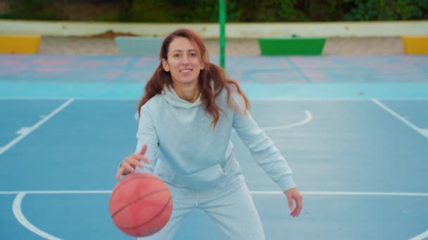 Bir Bayan Basketbolcunun Yakın Plan Fotoğrafı Beyaz Kız Salya Akıtıyor — Stok video