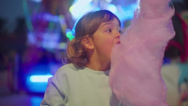 Güzel Mutlu Küçük Kız Parkta Pembe Pamuk Şeker Yiyor — Stok video