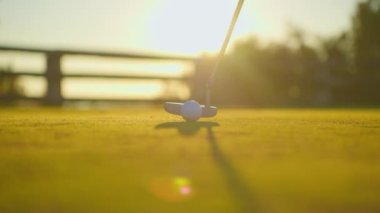 Golf bir golfçü gün ışığında topa vurur. İnsanlar, spor, boş zaman aktivitesi, eğlence ve yaşam tarzı, golf sahasında golf sopasıyla top oynayan adam..