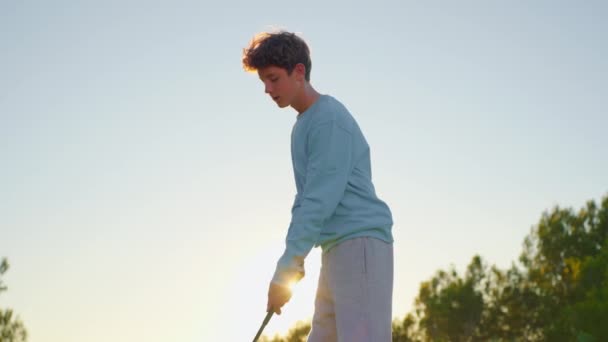 Jeu Golf Golfeur Frappe Balle Dans Lumière Soleil Les Gens — Video