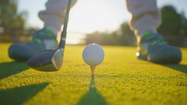 Zeitlupe Golfsport Konzept Golfspieler Schlagen Golfball Loch Für Sieger Golfplatz — Stockvideo