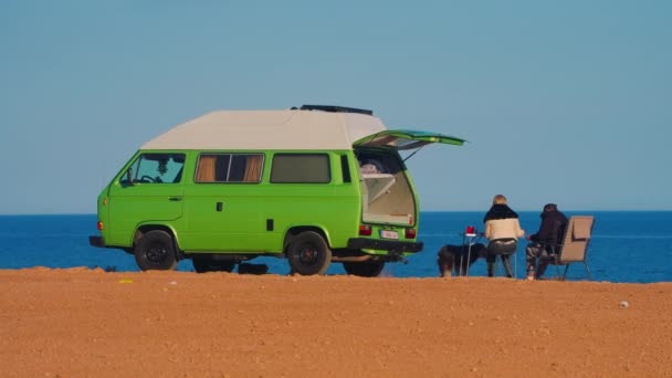 Casal Com Cão Relaxa Lado Sua Caravana Verde Vintage Penhasco — Vídeo de Stock