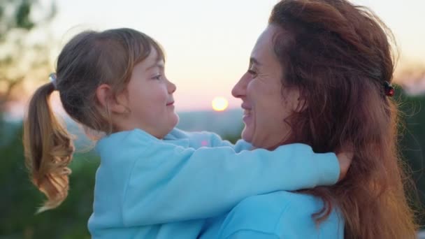 Happy Cute Sayang Mengadopsi Gadis Kecil Memeluk Ibu Asuh Dengan — Stok Video