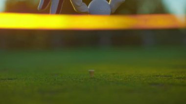 Golf bir golfçü gün ışığında topa vurur. İnsanlar, spor, boş zaman aktivitesi, eğlence ve yaşam tarzı, golf sahasında golf sopasıyla top oynayan adam..