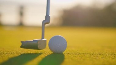 Golf bir golfçü gün ışığında topa vurur. İnsanlar, spor, boş zaman aktivitesi, eğlence ve yaşam tarzı, golf sahasında golf sopasıyla top oynayan adam..