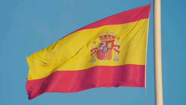 Bandera España Ondeando Viento Fondo Del Cielo Moción Lenta — Vídeo de stock