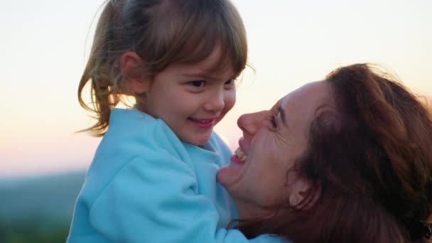 Щаслива Мила Прихильна Маленька Дівчинка Обіймає Прийомну Догляд Матір Закритими — стокове відео