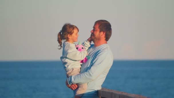 Dorosły Rodzic Tata Mała Córeczka Przytulają Się Świeżym Powietrzu Kochający — Wideo stockowe