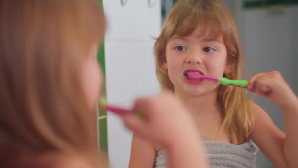 Gadis Kecil Lucu Menggosok Gigi Sikat Giginya Melihat Cermin Rutinitas — Stok Video