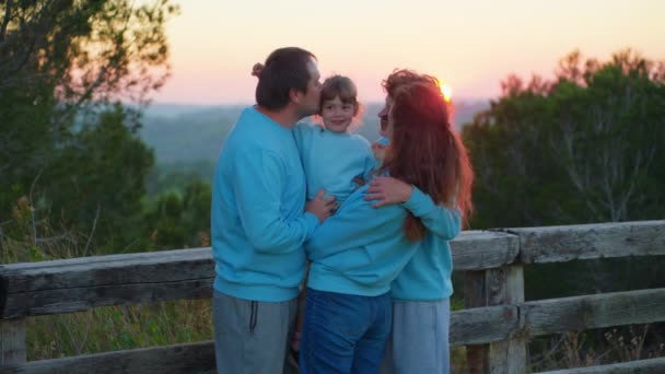 Mutlu Aile Gün Batımında Çimlerin Üzerinde Parkta Yürüyor Çocukluk Konsepti — Stok video