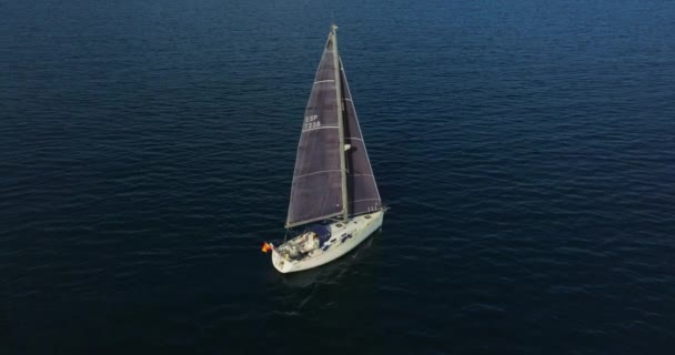 オープンブルーの海で巡航する豪華なヨットのドローン追跡ショット アメリカに向かうヨットのドローンショットビュー 海上輸送について 風の強い日に帆でヨット — ストック動画
