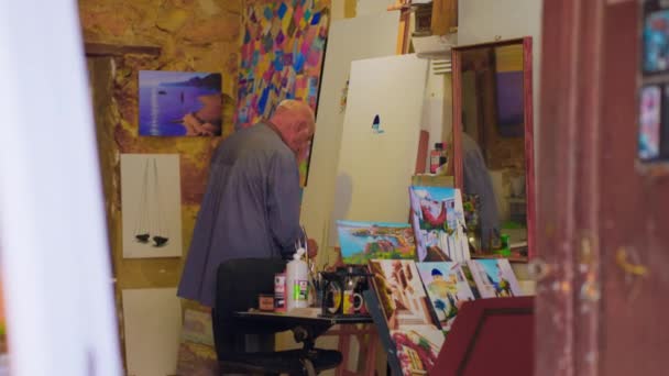 Espagne Altea Décembre 2023 Artiste Homme Âgé Travaille Sur Peinture — Video