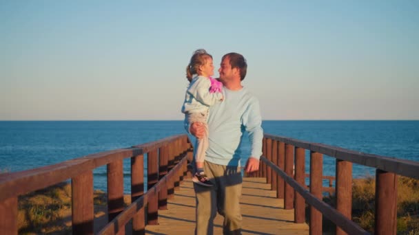Счастливый Отец Носит Свою Маленькую Дочь Руках Целует Счастливого Отцовства — стоковое видео