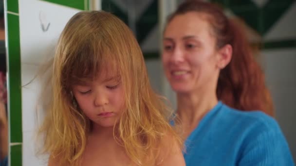 Ευτυχισμένη Μητέρα Στεγνώνει Μαλλιά Της Κόρης Του Παιδιού Μετά Ντους — Αρχείο Βίντεο