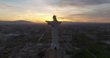 Gün batımında İsa 'nın heykelinden çıkan hava manzarası. Cristo de Monteagudo, Murcia, İspanya.
