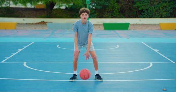 Έφηβος Παίζει Μπάσκετ Μόνος Του Υπαίθριο Γήπεδο Μπάσκετ — Αρχείο Βίντεο