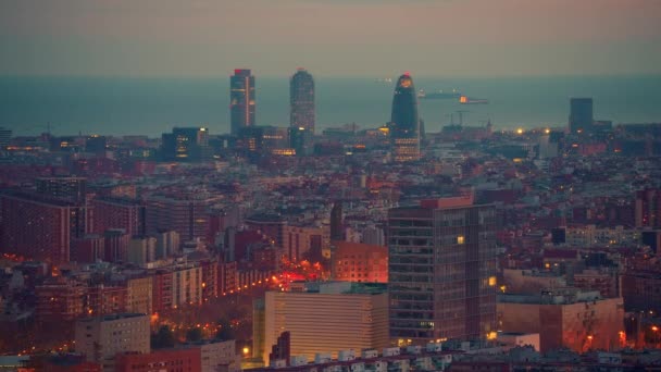 西から東にかけてバルセロナのスカイラインを撮影 バルセロナの街路は夜に照らされ バルセロナの港 夜のイルミネーション バルセロナ市内中心街の交通路空中パノラマ スペイン — ストック動画