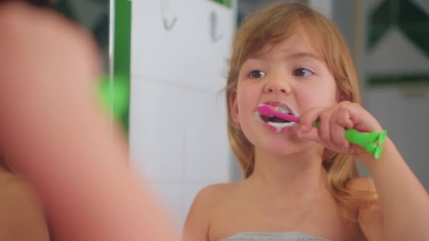Маленькая Милая Девочка Старательно Чистит Зубы Зубной Щеткой Глядя Себя — стоковое видео