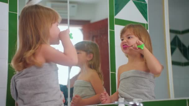 Милая Маленькая Девочка Чистила Зубы Глядя Зеркало Ежедневное Медицинское Обслуживание — стоковое видео