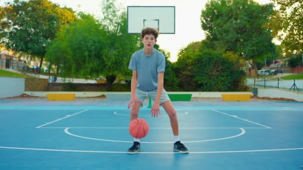 Kręcone Młody Sportowiec Pozowanie Piłką Świetle Słonecznym Zewnątrz Boiska Młody — Wideo stockowe