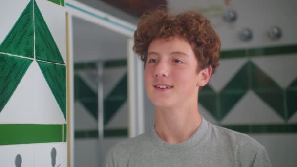 Porträt Eines Lockigen Teenagers Der Den Spiegel Schaut Und Badezimmer — Stockvideo
