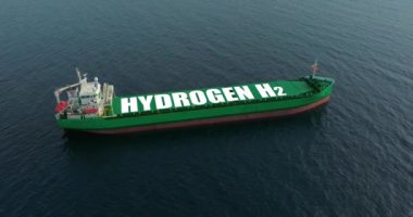Mavi okyanusta büyük yeşil bir gemi önemli bir yük taşıyor. Tanker hidrojen enerjisi kullanır. Kargo taşımacılığı için yenilenebilir enerji. Sevkiyat dünyanın her yerinde ticaretin lokomotifi..
