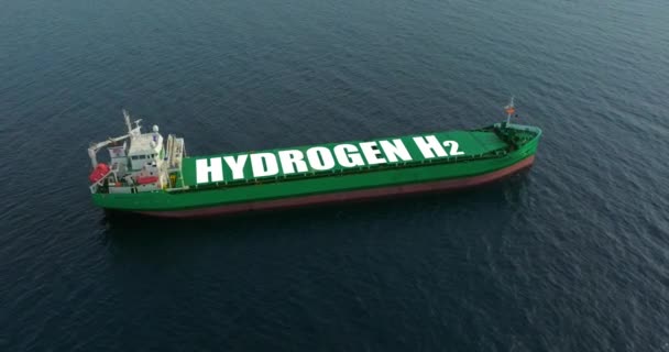 青い海の大きな緑の船が重要な貨物を運んでいる タンカーは水素エネルギーを使用しています 貨物輸送のための再生可能エネルギー 船積みは世界中の貿易のエンジンです — ストック動画