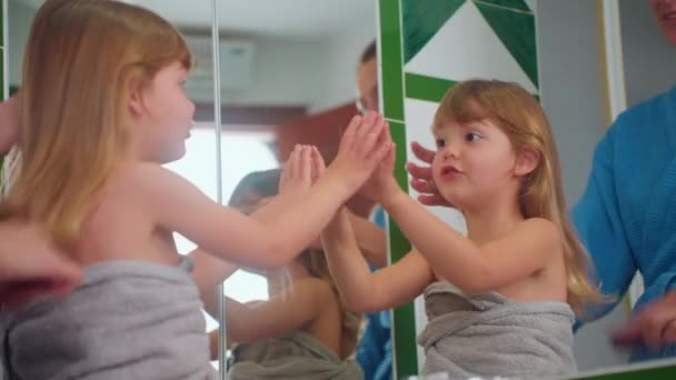 Feliz Madre Peinando Pelo Sus Hijas Lindas Frente Espejo Tiempo — Vídeo de stock