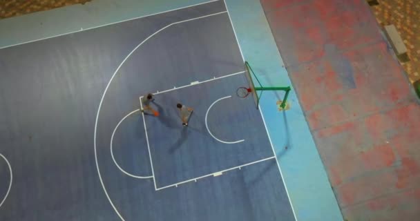 息子と一緒にバスケットボールをプレーするバスケットボールコートの空中ビュー ストリートバスケットボールのトップビュー — ストック動画