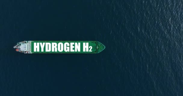 蓝色大海中的一艘绿色大船载着重要的货物 油轮使用氢能 可再生能源用于货物运输 航运是全球贸易的引擎 — 图库视频影像