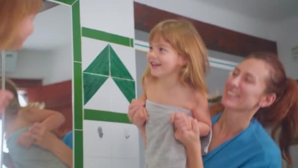 Szczęśliwa Matka Swoją Piękną Córeczką Bawiącą Się Razem Kąpieli Przed — Wideo stockowe