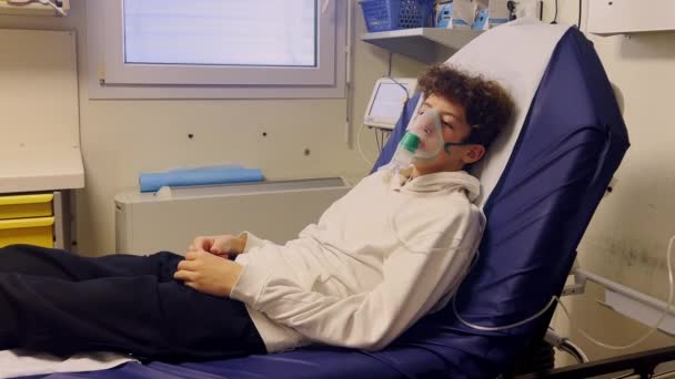 Adolescente Hospital Haciendo Una Inhalación Usando Una Máscara Oxígeno Tratamiento — Vídeo de stock