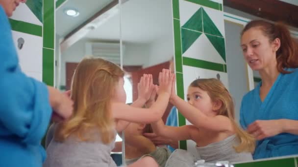 Mãe Feliz Penteando Seu Pequeno Bonito Cabelo Filhas Frente Espelho — Vídeo de Stock