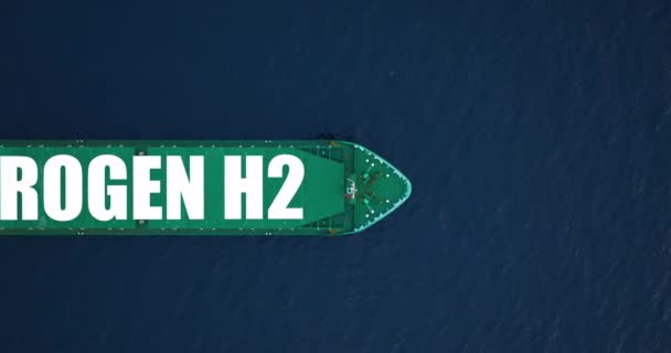 Ένα Μεγάλο Πράσινο Πλοίο Στον Γαλάζιο Ωκεανό Μεταφέρει Σημαντικό Φορτίο — Αρχείο Βίντεο