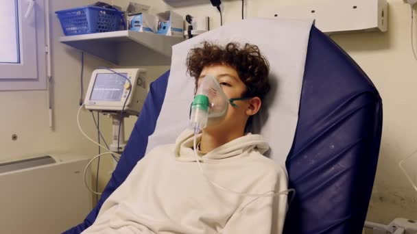 Teenager Krankenhaus Beim Einatmen Einer Sauerstoffmaske Behandlung Von Atemwegserkrankungen — Stockvideo