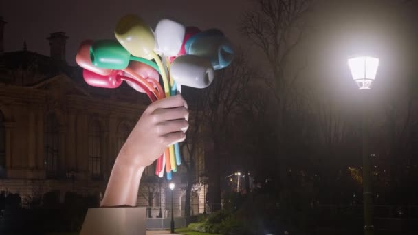 Skulptur Hand Med Tulpaner Paris Park Natten Upplyst Ljus — Stockvideo