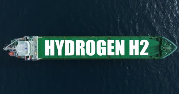 蓝色大海中的一艘绿色大船载着重要的货物 油轮使用氢能 可再生能源用于货物运输 海洋中的清洁能源 — 图库视频影像