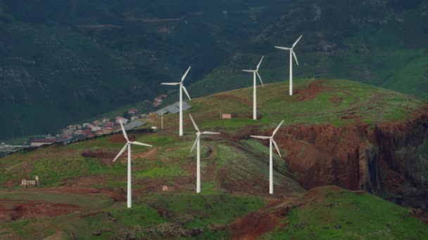マデイラ島の山々の美しい晴れた場所で風力タービンの空中ビュー グリーンエネルギー生産 生態学分野における風力発電所 — ストック動画