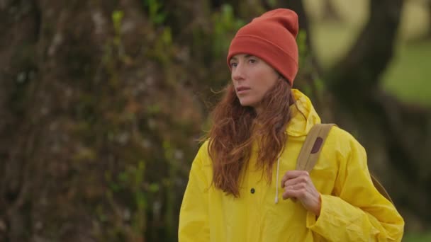 Kamera Slow Motion Śledzi Kobietę Wędrowca Żółtym Płaszczu Przeciwdeszczowym Plecakiem — Wideo stockowe