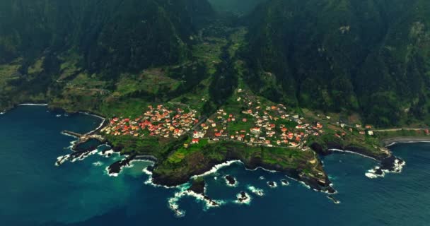 Vista Aérea Uma Pequena Aldeia Incrível Seixal Ilha Madeira Oceano — Vídeo de Stock