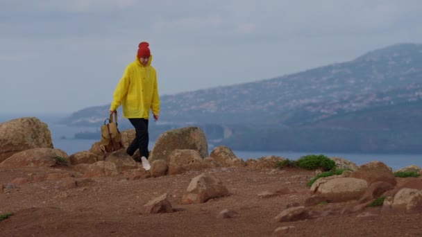 Gezgin Kadın Kayalık Dağın Tepesinde Ceketi Gömleğinin Altı Ile Yürüyor — Stok video
