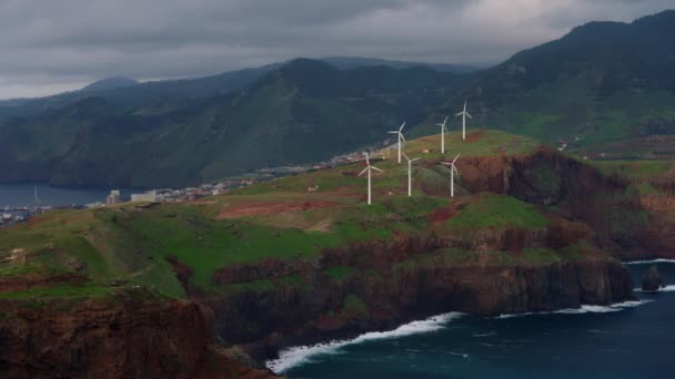 Вид Воздуха Ветряные Турбины Красивом Солнечном Месте Горах Острова Мадейра — стоковое видео