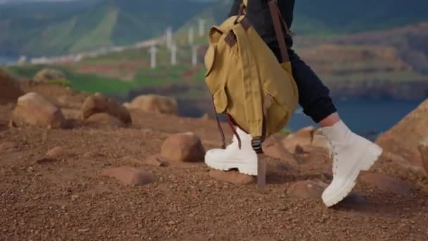 Gezgin Kadın Kayalık Dağın Tepesinde Ceketi Gömleğinin Altı Ile Yürüyor — Stok video