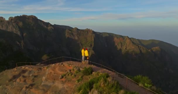 Два Туриста Команде Рюкзаками Замедленного Движения Ходьба Силуэт Солнечном Свете — стоковое видео